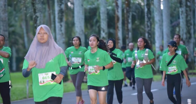 Pelari Milo Melintas Track Kebun Raya Bogor.