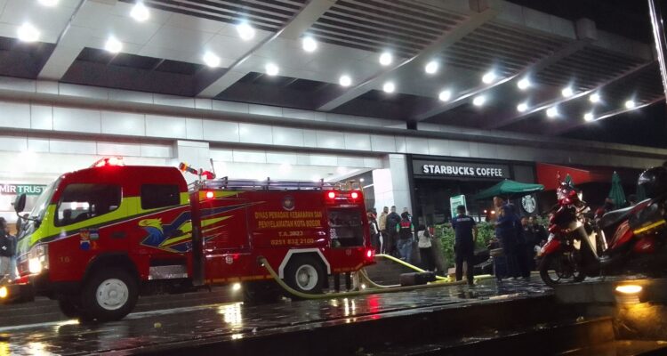 Petugas Damkar Lakukan Pemadaman Mall Lippo Ekalokasi.
