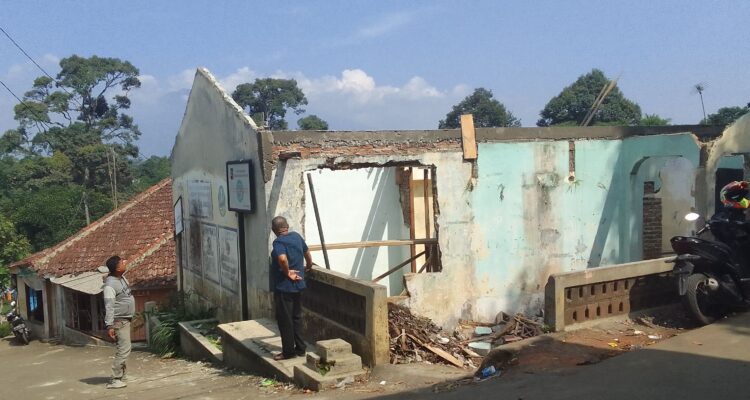 Ketua RW 06 M. Taufik Hidaya dan Teddy Hidayat Monitoring Wilayah .