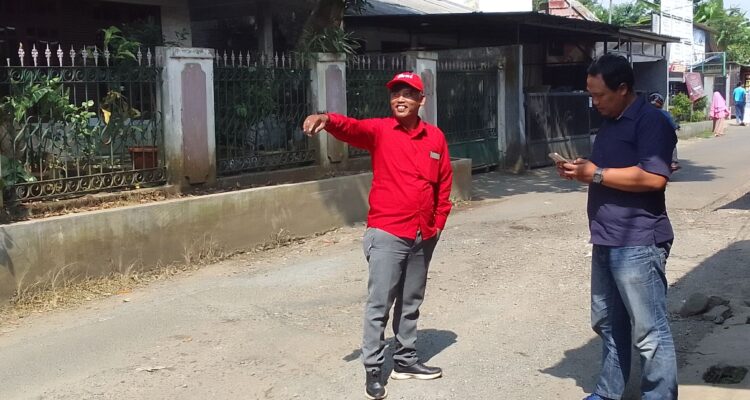Ketua Ranting PDI Perjuangan Harjasari Meninjau Jalan Rusak Rulita.
