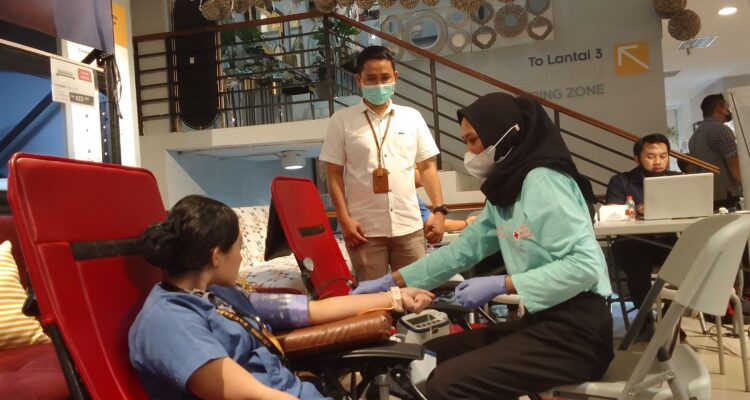 Duty Store Manager Hadimir, Meninjau Pelaksanaan Donor Darah.