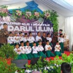 Kepala MI Darull 'Ulum R. Ahmad Rosyadi, Foto Bersama Kegiatan Pelepasan dan Kenaikan Kelas.