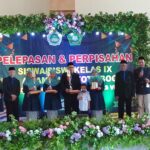 Kepala MTs Al Amanah Asep Sahrudin Foto Bersama Siswa Yang Lulus Terbaik.