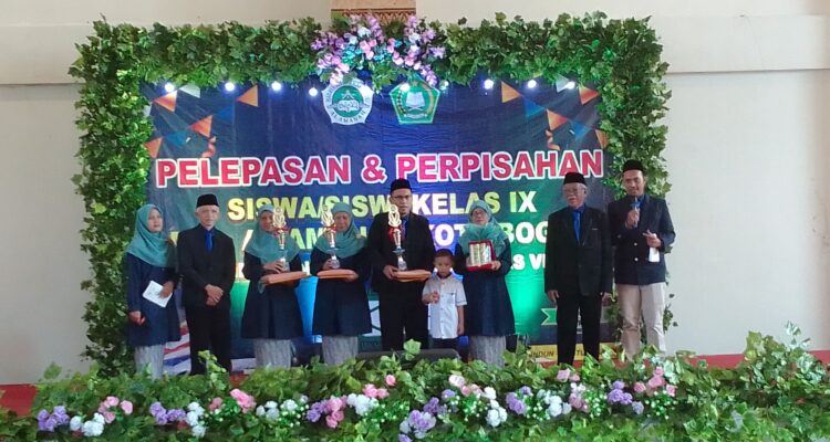 Kepala MTs Al Amanah Asep Sahrudin Foto Bersama Siswa Yang Lulus Terbaik.