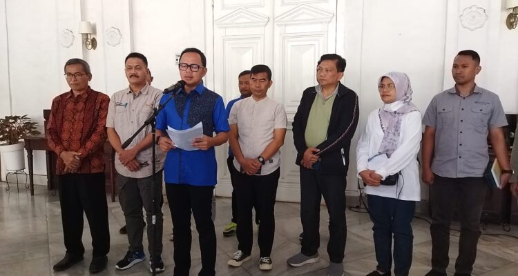 Walikota Bogor Bima Arya Sugiarto, dan Disdik Kota Bogor serta Muspika Menggelar Kompresi Pers Terkait PPDB Online.