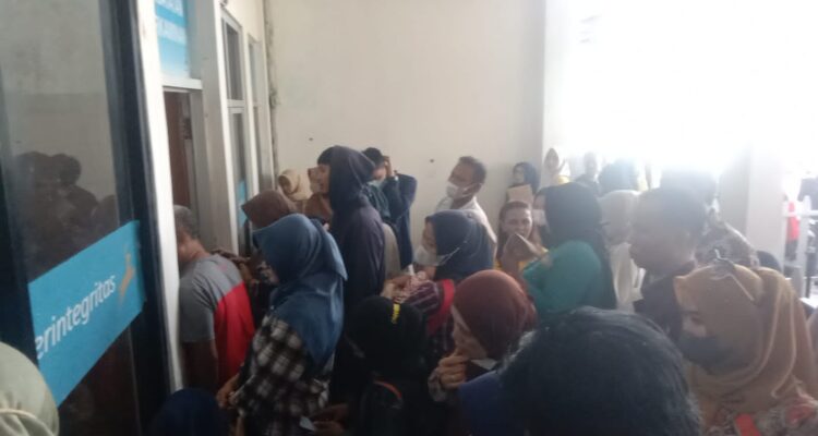 Antrean Warga Terjadi di Kantor Disdukcapil