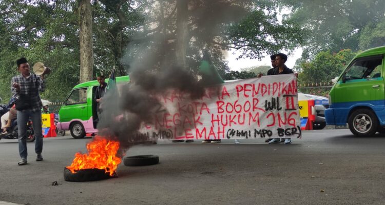 Mahasiswa HMI MPO Demo Balaikota Bogor