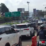 Ribuan Kendaraan Wisatawan Memadati Simpang Gadog Ciawi Bogor