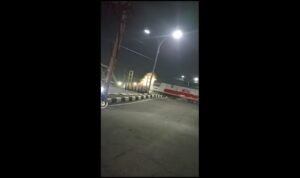 Detik-Detik Kereta tabrak mobil hingga trbakar di sebuah jembatan di Semarang Jawa Tengah