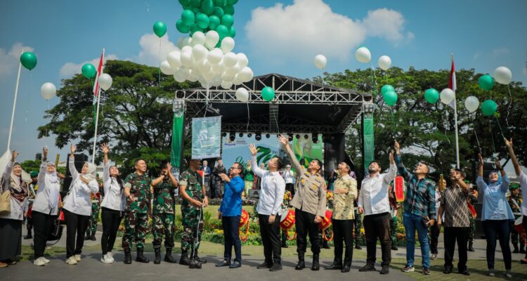Walikota Bogor Bima Arya Sugiarto, dan Danrem Suryakencana 061 Brigjen TNI Anan Nurakhman Melepas Balon di HUT Korem Yang ke 74 Tahun