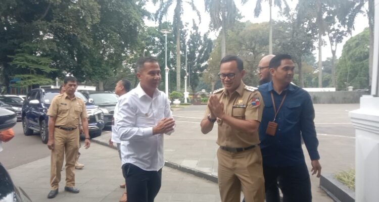 Pj Gubernur Jawa Barat Bey Mahmudin disambut Walikota Bogor di Kantor Balaikota