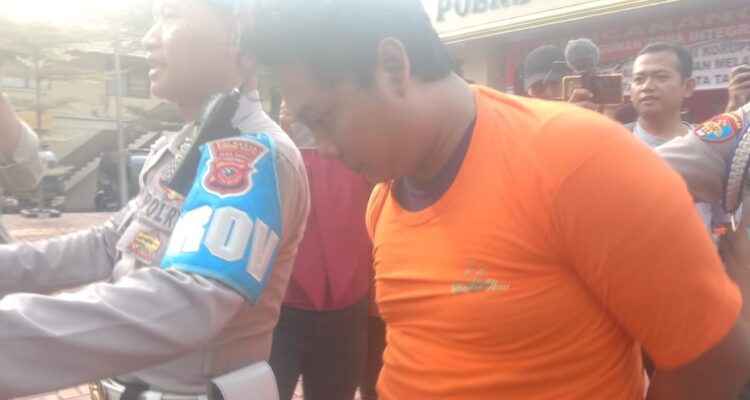 Tersangka guru yang mencabuli siswi di SD Negeri Pengadilan 2