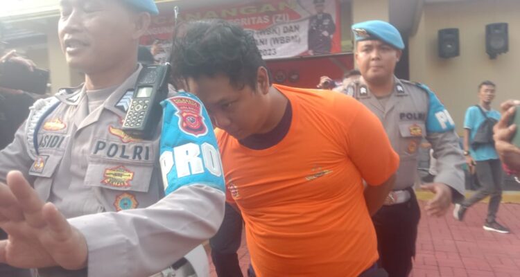 Tersangka Pencabulan di SD Neger Pengadilan 2, digiring polisi.