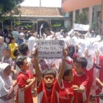 Ratusan Siswa SD Negeri Cibeureum 1, Menggelar Aksi Unjuk Rasa