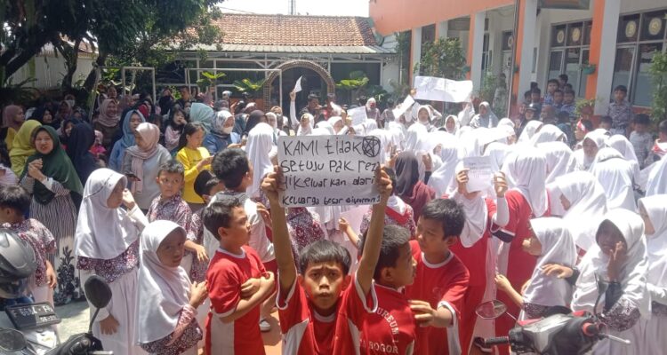 Ratusan Siswa SD Negeri Cibeureum 1, Menggelar Aksi Unjuk Rasa