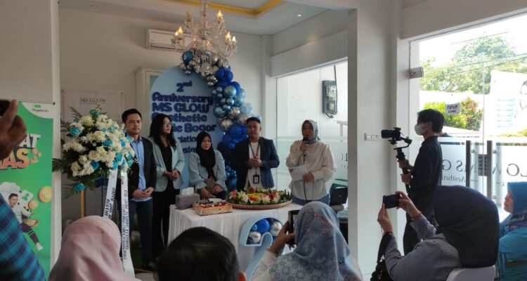 Hari Jadi Yang Ke 2 Tahun MS Glow, Dengan Pemotongan Tumpeng