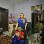 Karina Sorbakti Menyerahkan Satu Unit Kursi Roda