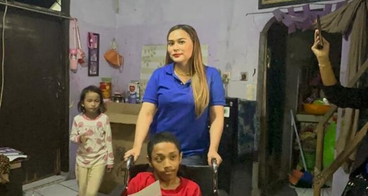Karina Sorbakti Menyerahkan Satu Unit Kursi Roda
