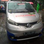 Satu Unit Mobil Ambulance Yang Menjadi Korban Pohon Tumbang