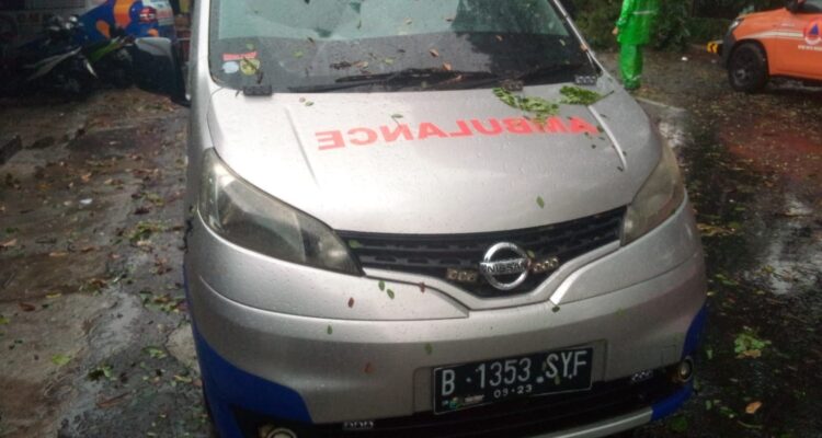 Satu Unit Mobil Ambulance Yang Menjadi Korban Pohon Tumbang