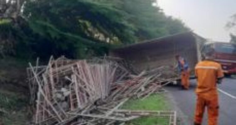 Laka Tunggal Sebuah Truk di Jalan Tol Jagorawi