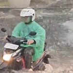 Pengendara Motor menerobos banjir di Jembatan Otista Kota Bogor