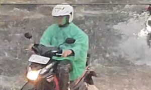 Pengendara Motor menerobos banjir di Jembatan Otista Kota Bogor