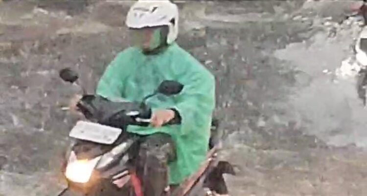 Pengendara Motor menerobos banjir di Jembatan Otista Kota Bogor
