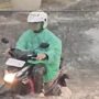 Pengendara Motor menerobos banjir di Jembatan Otista Kota Bogor