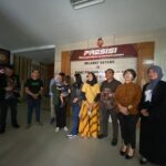 Kedua orang tua bayi yang tertukar didampangi pihak RS Sentosa dan kepolisian akhirnya berdamai