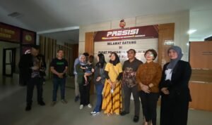 Kedua orang tua bayi yang tertukar didampangi pihak RS Sentosa dan kepolisian akhirnya berdamai Kedua orang tua bayi yang tertukar didampangi pihak RS Sentosa dan kepolisian akhirnya berdamai