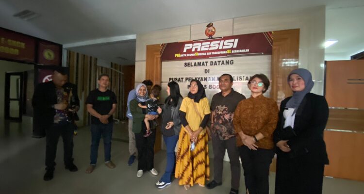 Kedua orang tua bayi yang tertukar didampangi pihak RS Sentosa dan kepolisian akhirnya berdamai