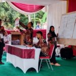 KPPS di Kampung Curug, Desa Bojong Koneng, Kecamatan Babakan Madang, Kabupaten Bogor lakukan perhitungan surat suara