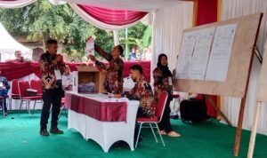 KPPS di Kampung Curug, Desa Bojong Koneng, Kecamatan Babakan Madang, Kabupaten Bogor lakukan perhitungan surat suara
