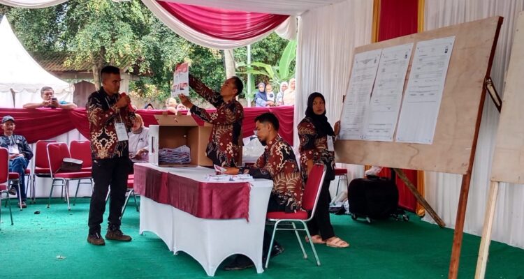KPPS di Kampung Curug, Desa Bojong Koneng, Kecamatan Babakan Madang, Kabupaten Bogor lakukan perhitungan surat suara