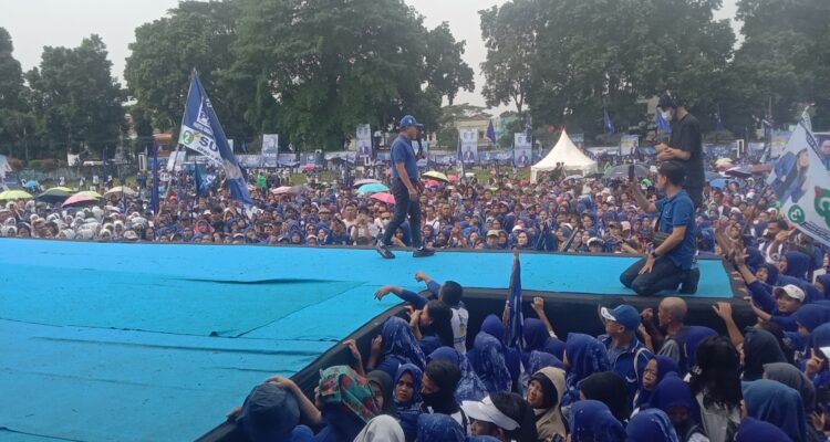 Ketua Umum DPP PAN, Zulkifli Hasan berorasi saat kampanye akbar di Kota Bogor
