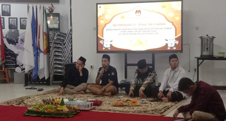 Jajaran KPU Kota Bogor menggelar doa bersama. Doa bersama dilakukan aula kantor KPU Kota Bogor