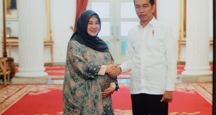 Zakiyatul Fikriyah Al Aslamiyah saat mengunjungi Istana Merdeka menemui Joko Widodo