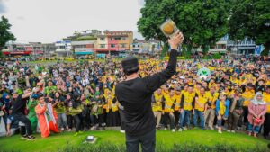 Kepsen Wali Kota Bogor Bima Arya membawa Piala Adipura menggunakan KRL dari Stasiun Duren Kalibata menuju Stasiun Bogor. Sesampai di Kota Bogor, Bima Arya bersama Ketua DPRD Kota Bogor Atang Trisnanto membawa Piala Adipura keliling Kota Bogor.