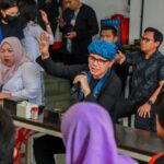 Walikota Bogor, Bima Arya saat rapat bersama dengan para penjual toko di Jalan Otto Iskandar Dinata