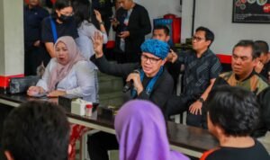 Walikota Bogor, Bima Arya saat rapat bersama dengan para penjual toko di Jalan Otto Iskandar Dinata