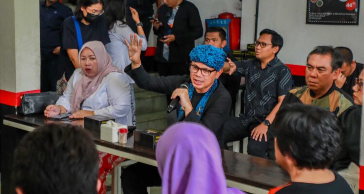 Walikota Bogor, Bima Arya saat rapat bersama dengan para penjual toko di Jalan Otto Iskandar Dinata