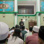 Bima Arya saat mengikuti sholat taraweh di Kampung Sawah Bogor