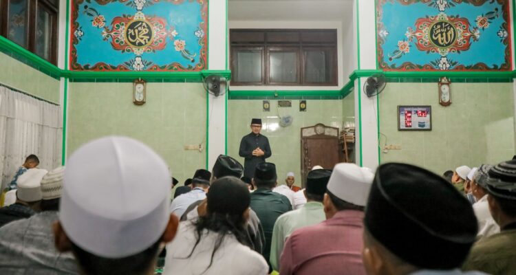 Bima Arya saat mengikuti sholat taraweh di Kampung Sawah Bogor