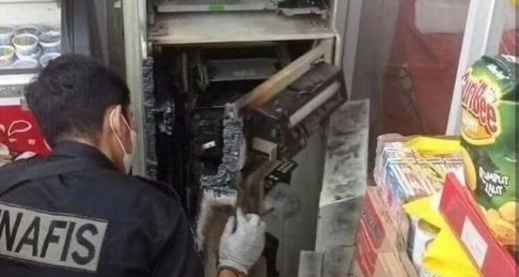 Polisi lakukan olah TKP pembobolan ATM di Minimarket Depok, Jawa Barat