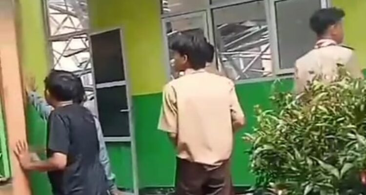 Tangkapan layar atap roboh di SMA 1 Ciampea Bogor