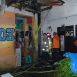 Evakuasi damkar terhadap rumah yang terbakar di Tanah Baru Bogor