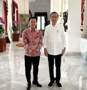 Bakal calon wali kota, Sendi Fardiansyah saat berfoto bareng dengan Presiden Joko Widodo (Jokowi)