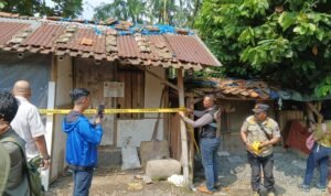 Satpol PP Kota Bogor Segel Bangunan diduga tempat pembuangan limbah ke sungai Ciliwung Bogor kemarin Satpol PP Kota Bogor Segel Bangunan diduga tempat pembuangan limbah ke sungai Ciliwung Bogor kemarin