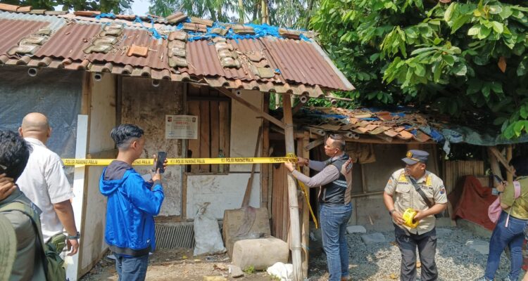 Satpol PP Kota Bogor Segel Bangunan diduga tempat pembuangan limbah ke sungai Ciliwung Bogor kemarin